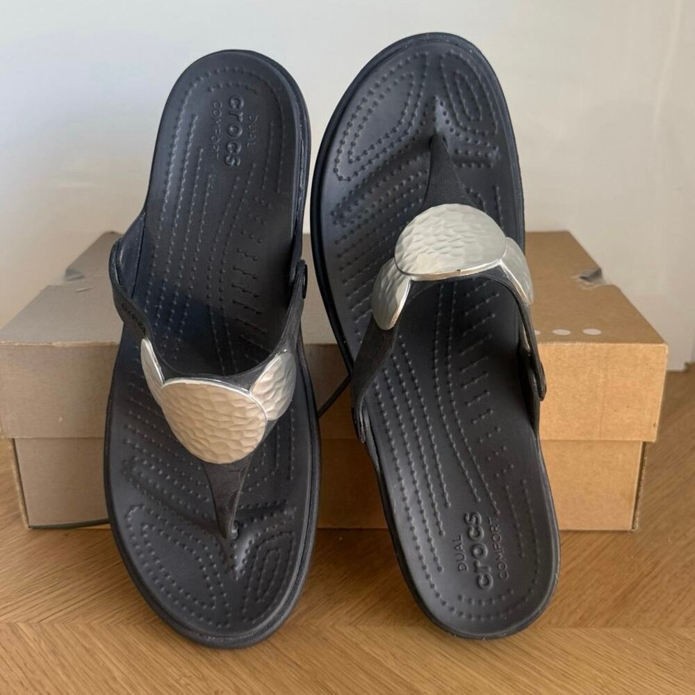 Crocs Sanrah Hammered Circle Black/Silver Women Wedge Sandals- SZ 10